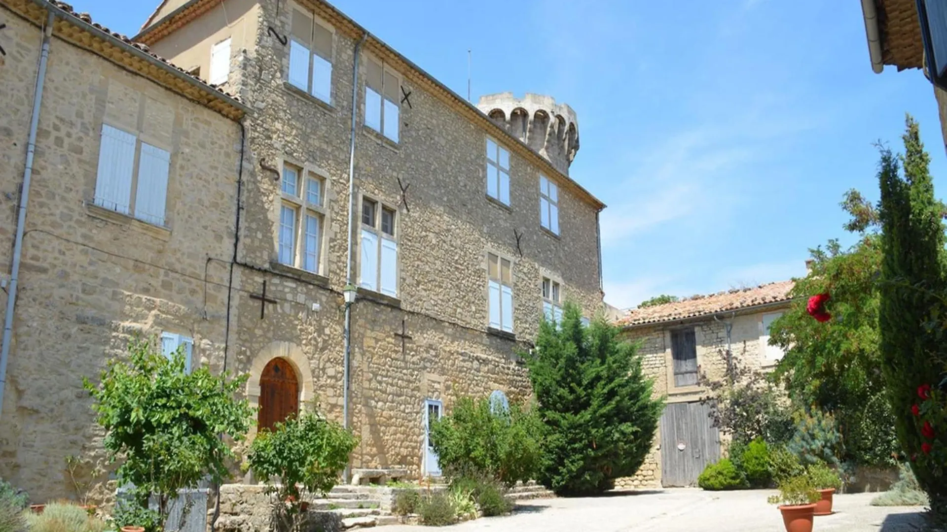 Splendid Villa In Viens With Swimming Pool